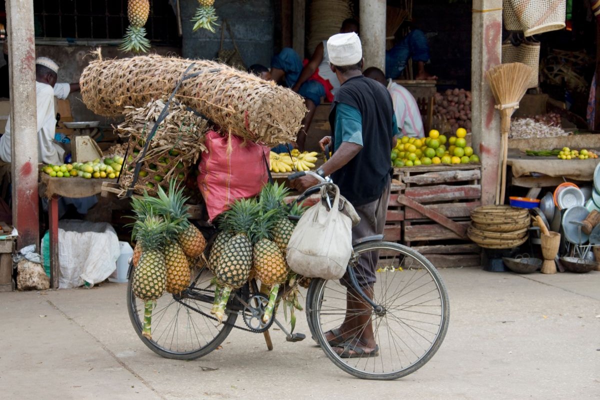 Predavač ovocia na trhu v Zanzibare