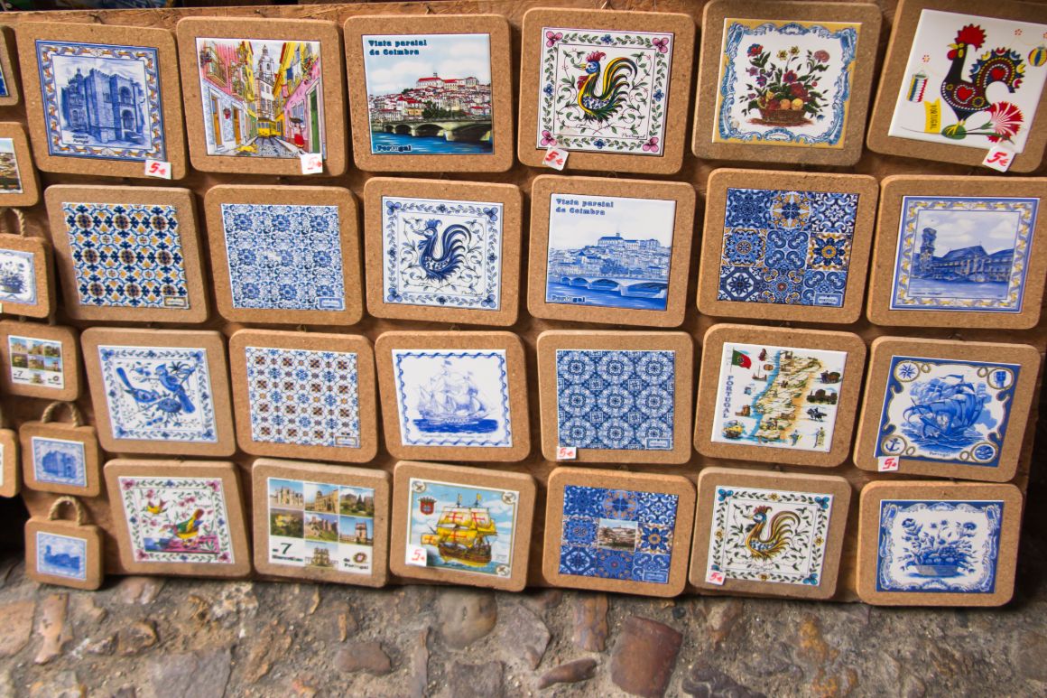 Typický suvenír azulejos a korok