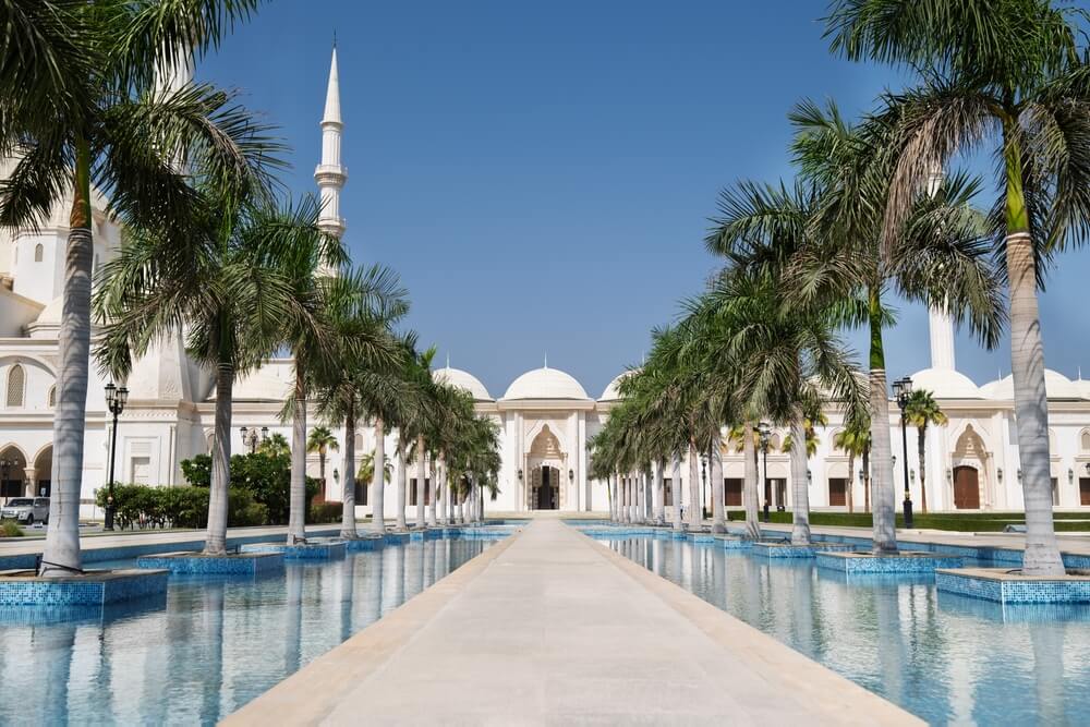 Krásny vonkajší pohľad na bielu mešitu