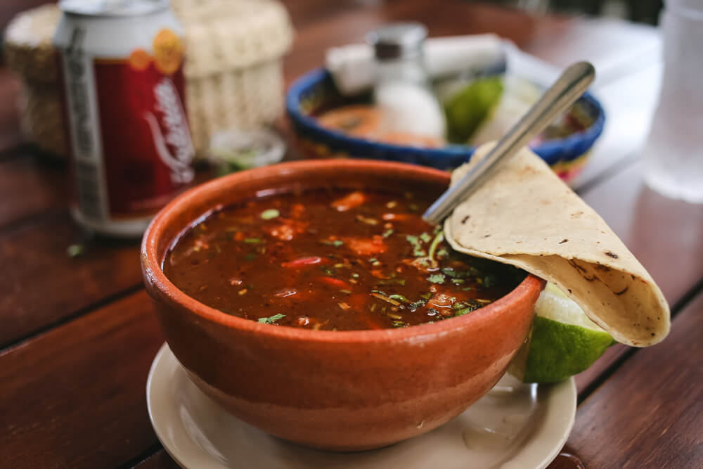Mexická červená pikantná polievka s tortillou a koriandrom