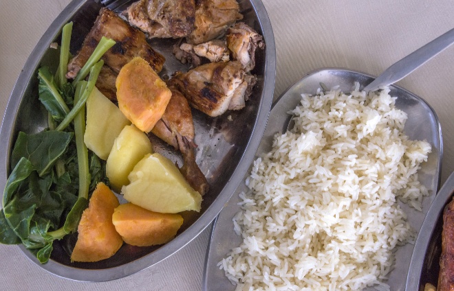 Tradičné kapverdské jedlo- kura, zelenina, sladký zemiak, ryža