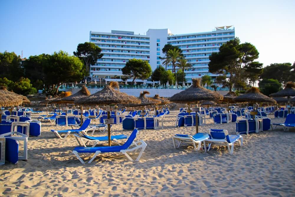 Lehátka na zlatom piesku luxusného rezortu