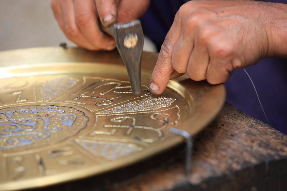 Výroba tradičného kovaného železa z medi a striebra