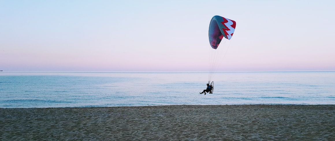 Kitesurfing na pláži Irakli
