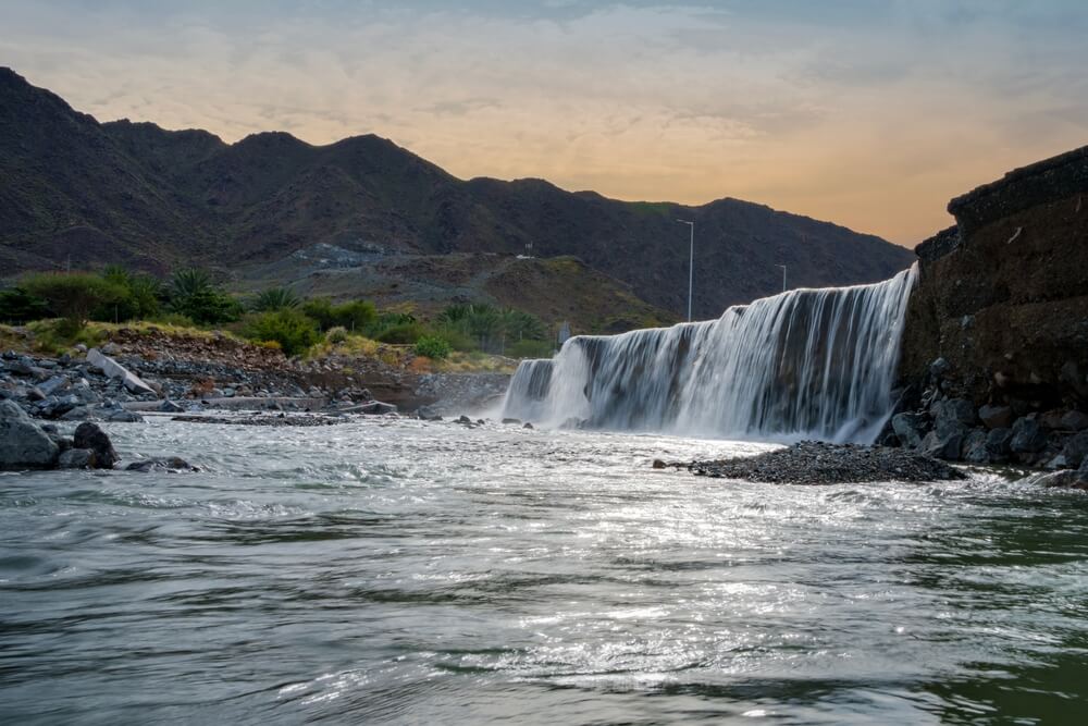 Cesty pripomínajúce jazierka vo Fudžajre