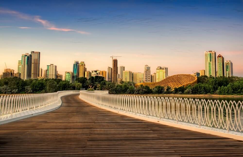 Podmanivý výhľad na Sharjah z mosta
