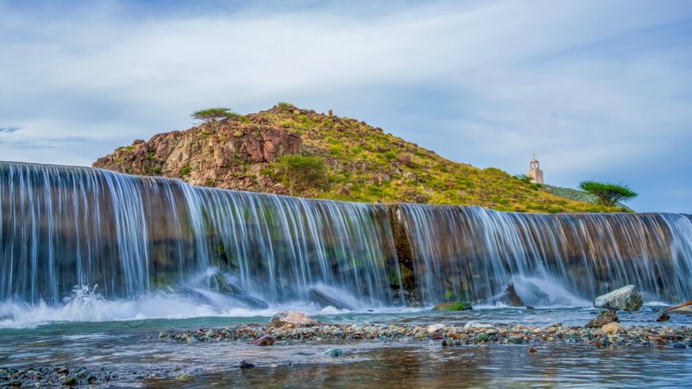 Cesty pripomínajúce jazierka vo Fudžajre
