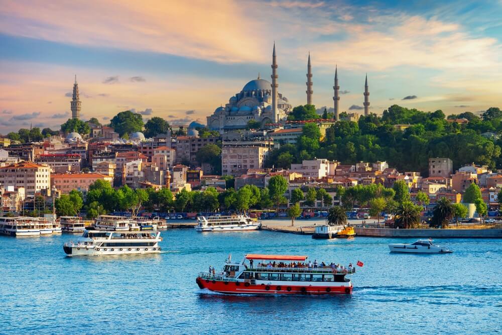 Turistické vyhliadkové lode v meste Istanbul v Turecku.