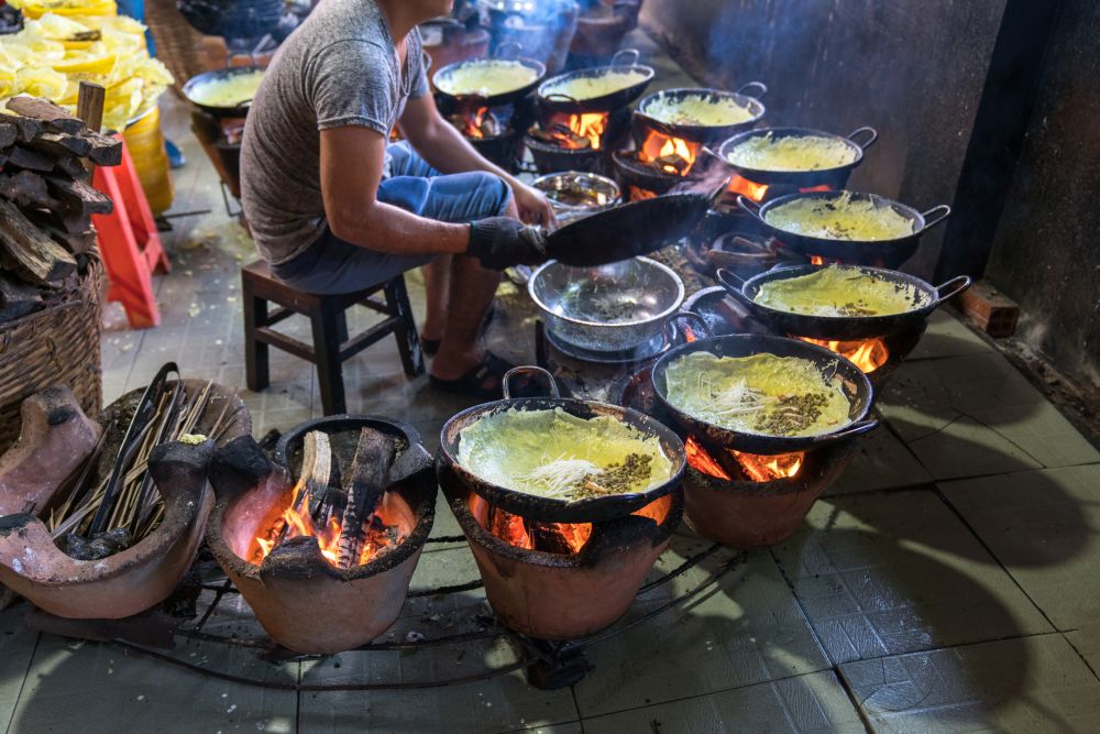 Palacinky Banh Xeo v pouličnom stánku