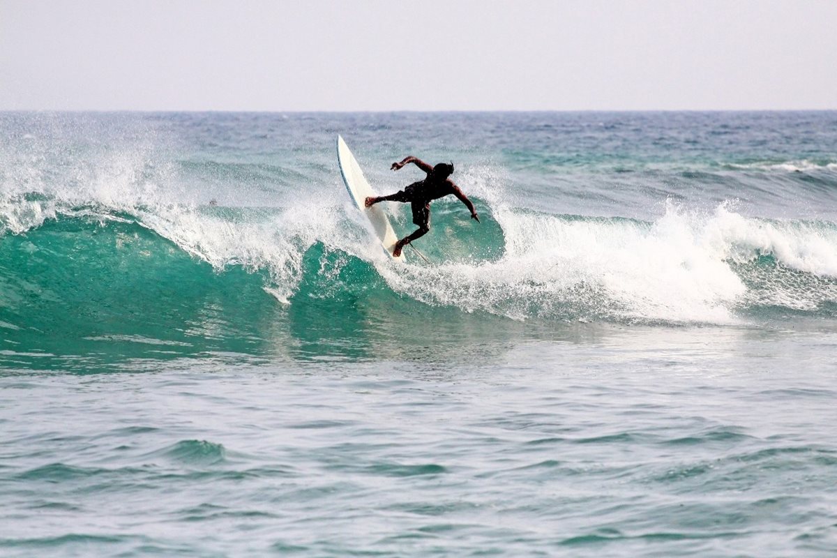 Surfista pri pláži Mirissa na Srí Lanke