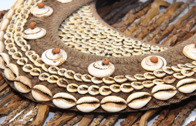 Kapverdská bižutéria z mušličiek a drevených korálikov