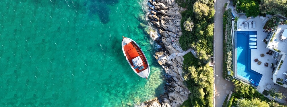 Pohľad zhora na luxusnej tropickej vily