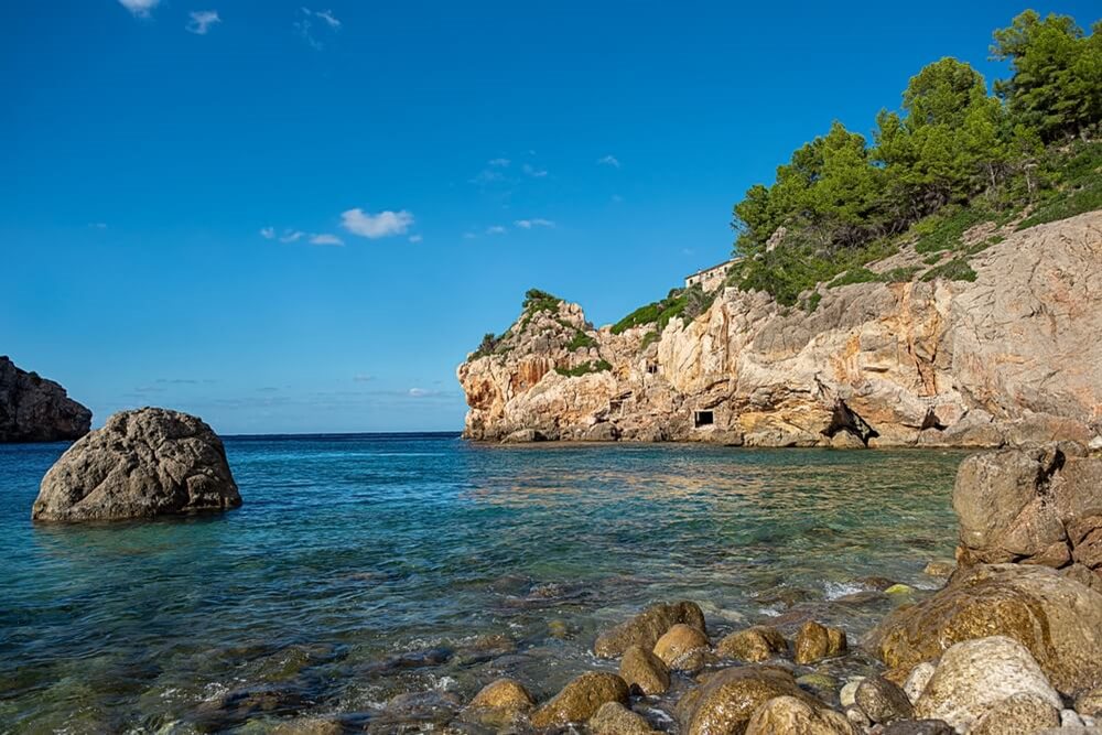Krajinná fotografia skalnatého pobrežia