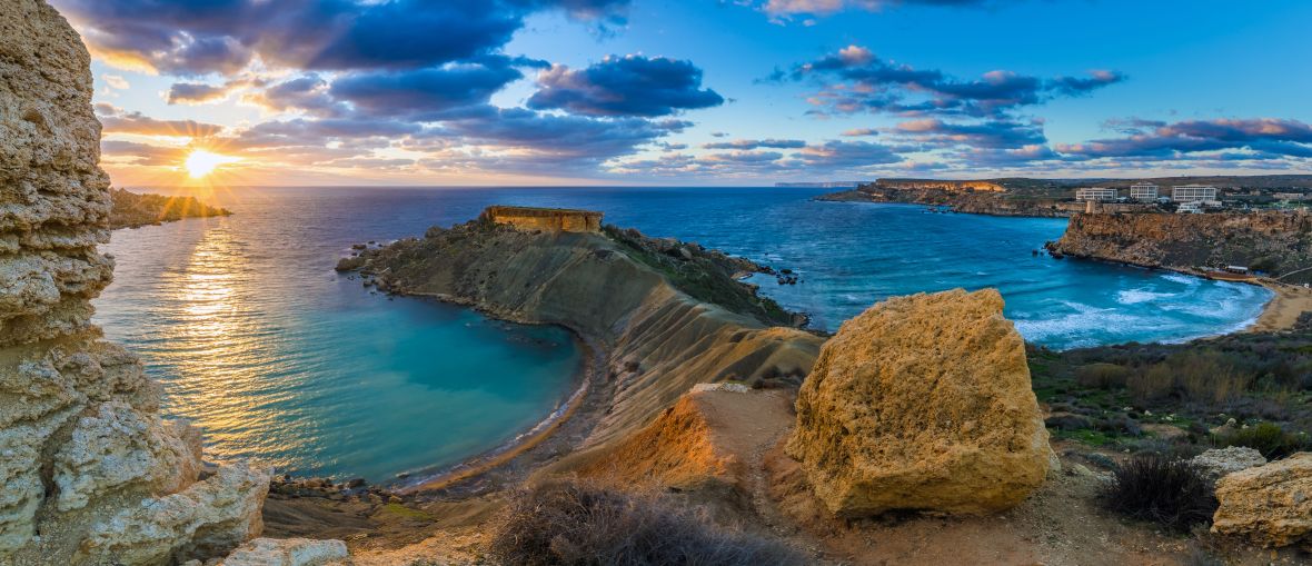 Panoráma zálivu Gnejna a Glden Bay, Malta Panoráma zálivu Gnejna a Glden Bay, Malta