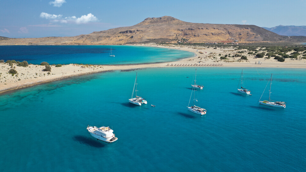 Na pláž Elafonisi na Kréte sa dostanete aj loďou z Paleochory