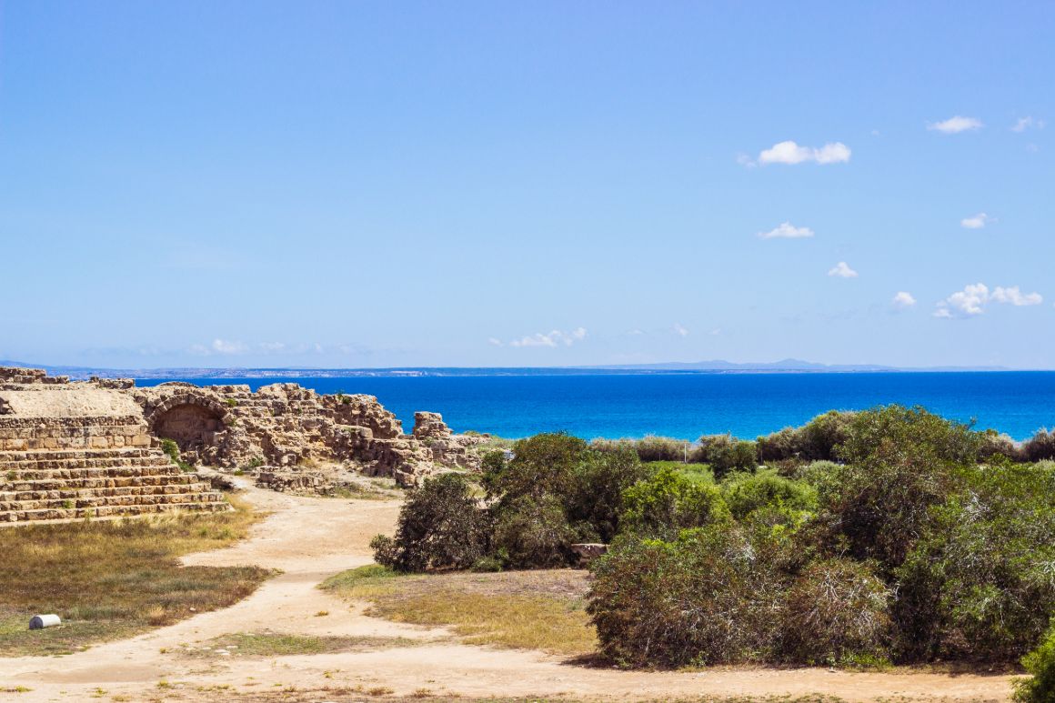 Pláž Salamis s antickými ruinami