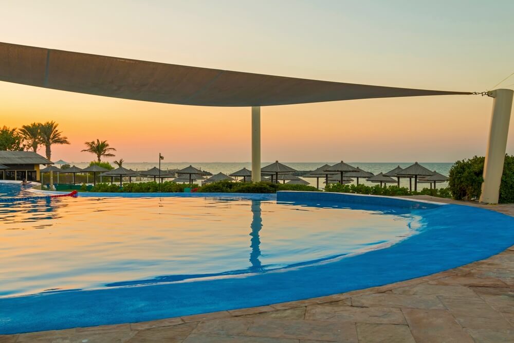 Luxusný hotelový bazén v Sharjah pri západe slnka