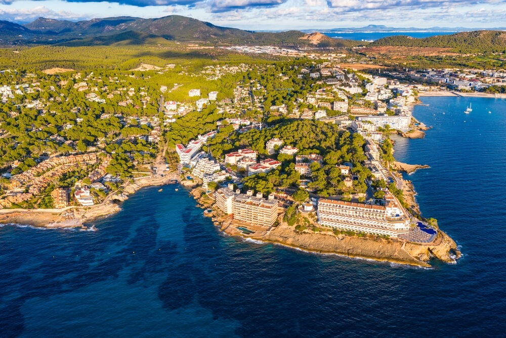 Letecký pohľad na hotely pri pláži