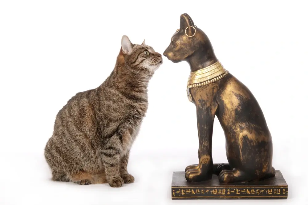 Replika sochy egyptskej mačacej bohyne Bastet
