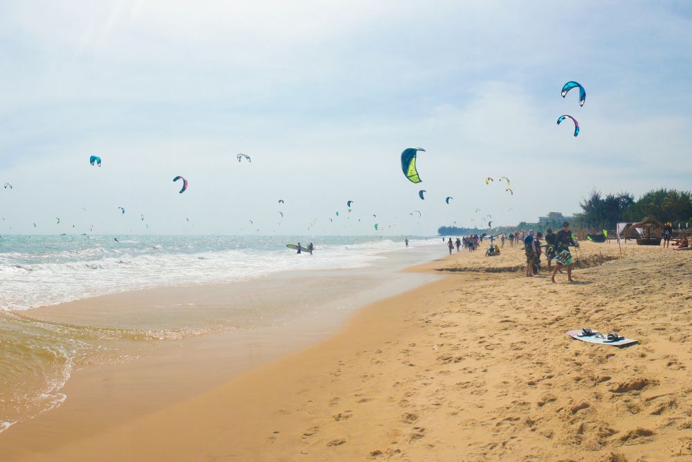 Kitesurfing na pláži Miu Ne