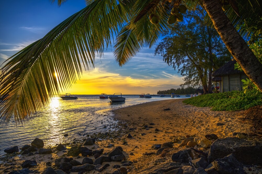 Západ slnka nad plážou Bel Ombre