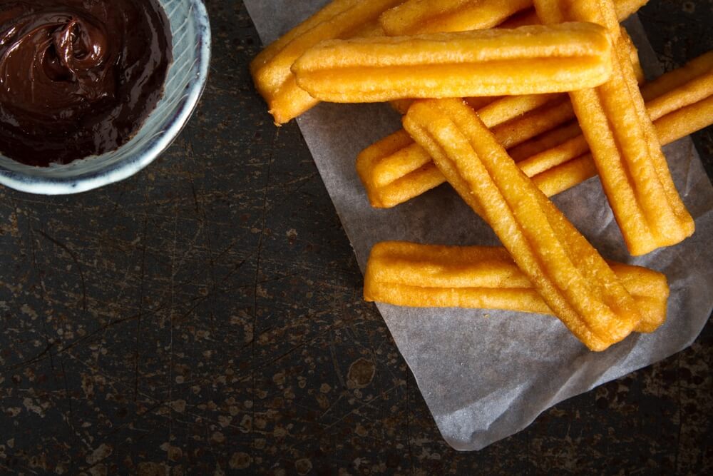 Tradičný mexický dezert churros s čokoládovou omáčkou