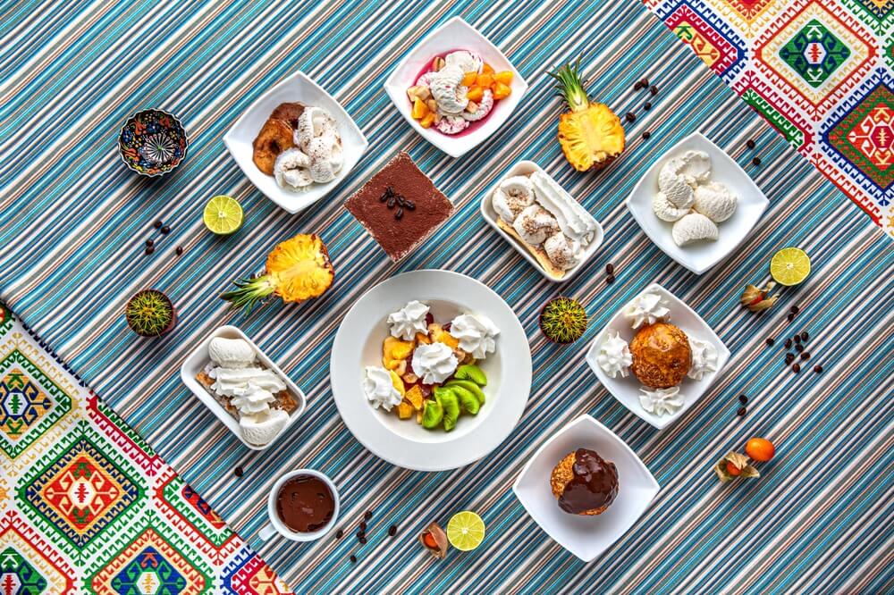 Tradičné mexické jedlo. Množstvo dezertov zo zmrzliny, ovocia