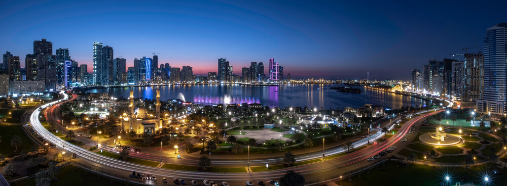 Panoráma nočného pohľadu Sharjah