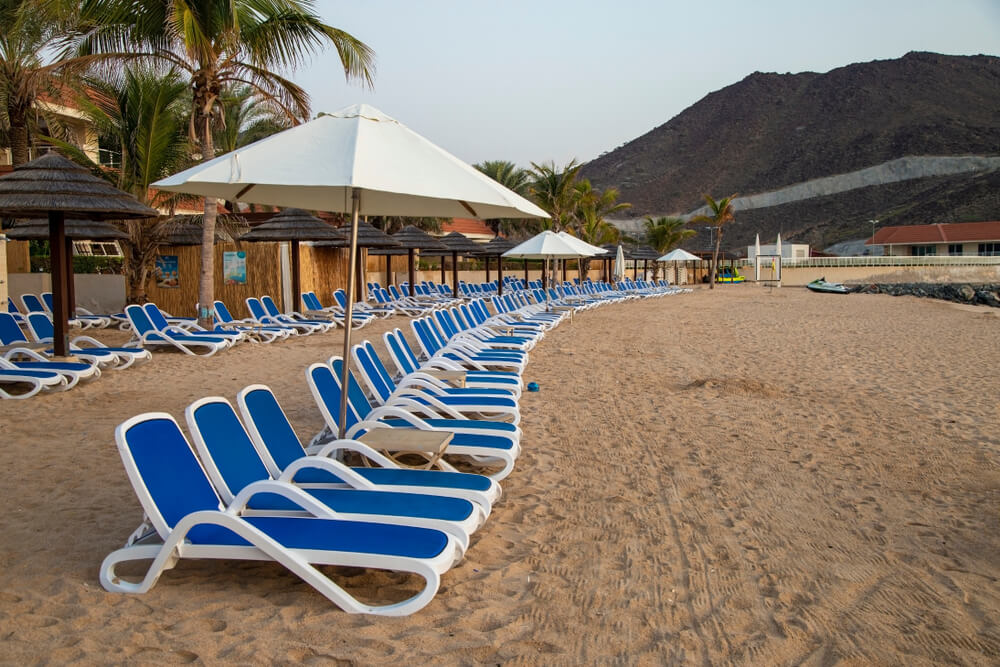 Lehátka na piesočnatej pláži