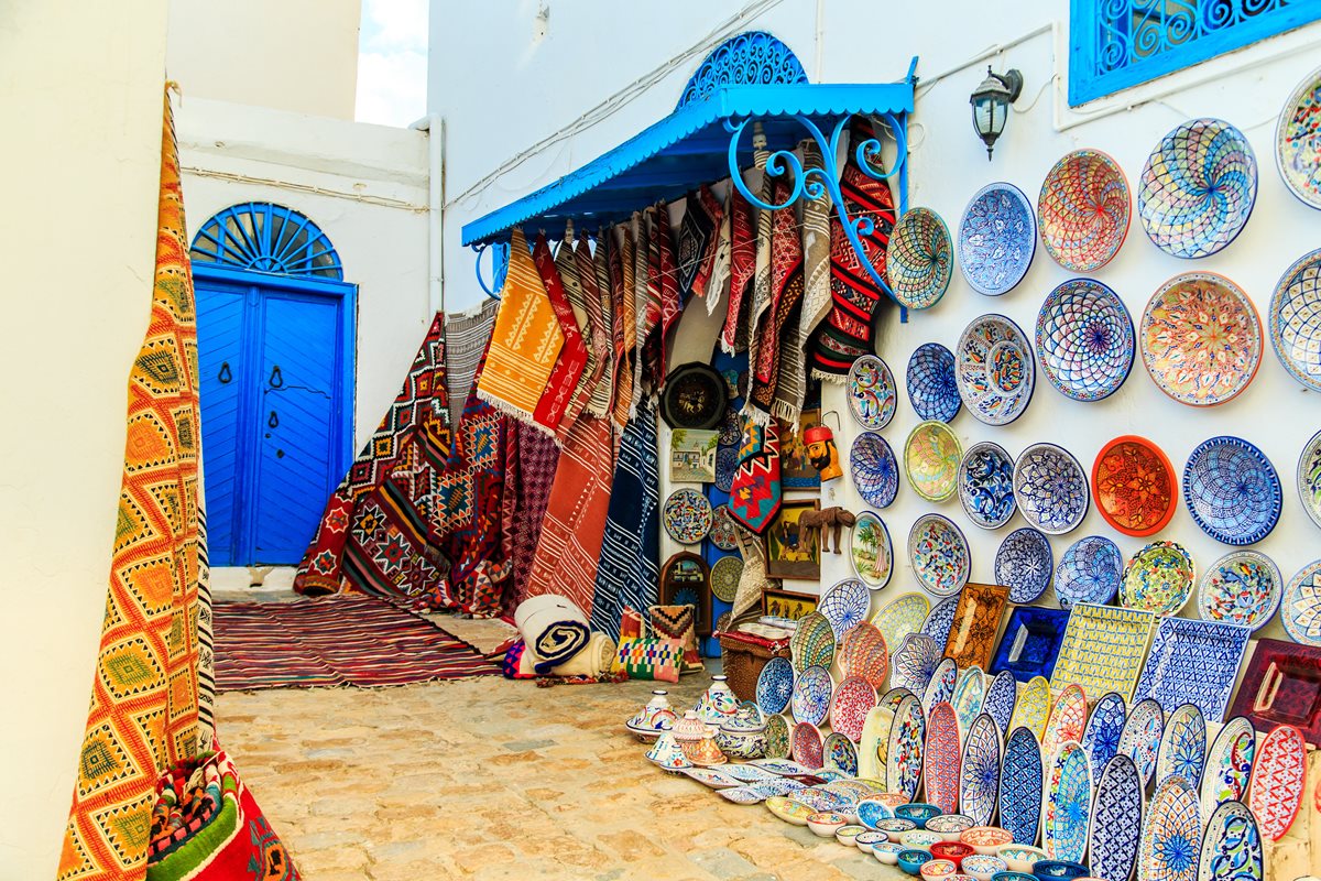 Keramika a koberce na tuniskom trhu v Sidi Bou Said