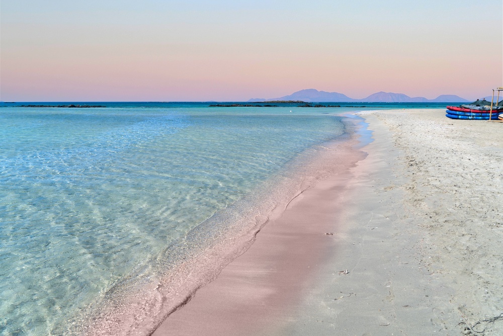 Elafonisi &ndash; top pláž sveta 2025: Keď sa krétsky piesok sfarbí doružova pod dotykom mora