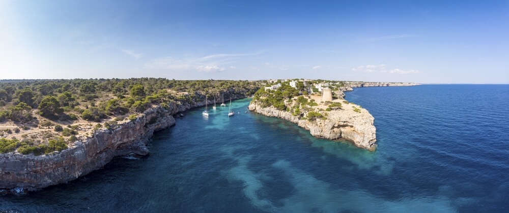 Zátoka Cala Pi, skalnaté pobrežie