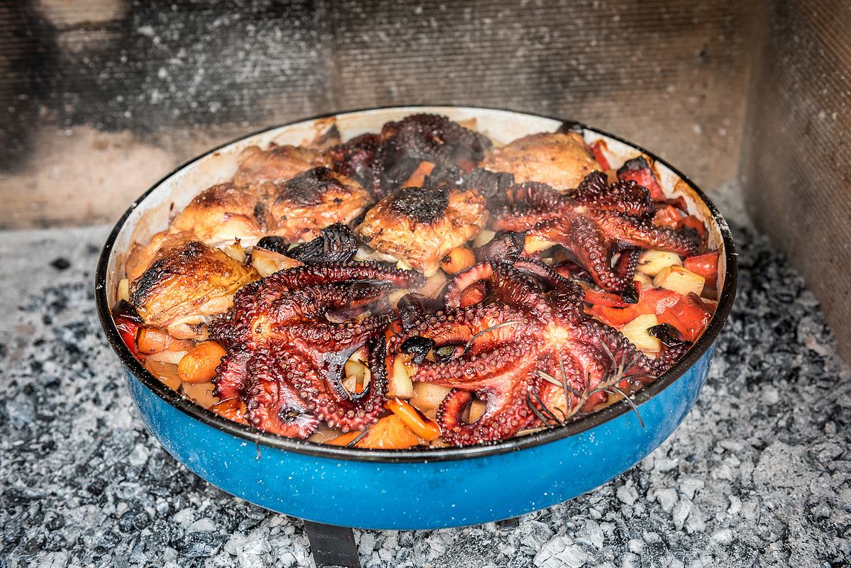 Mäso a chobotnice pečené pod pekou