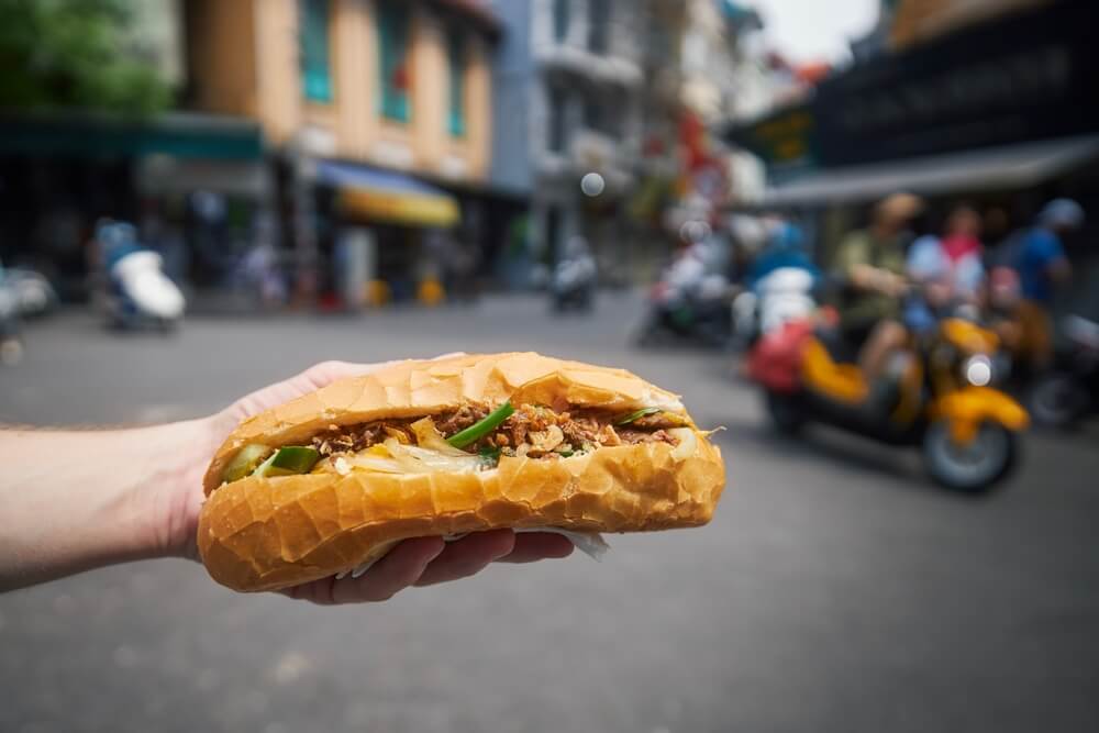 Street food banh mi v Hanoji, Severný Vietnam