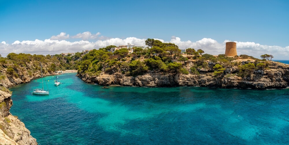 Zátoka Cala Pi a starobylá strážna veža