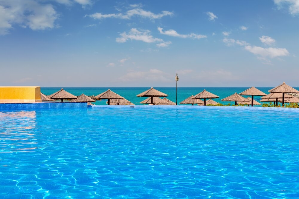 Luxusný hotelový bazén v Sharjah s krištáľovo čistou vodou