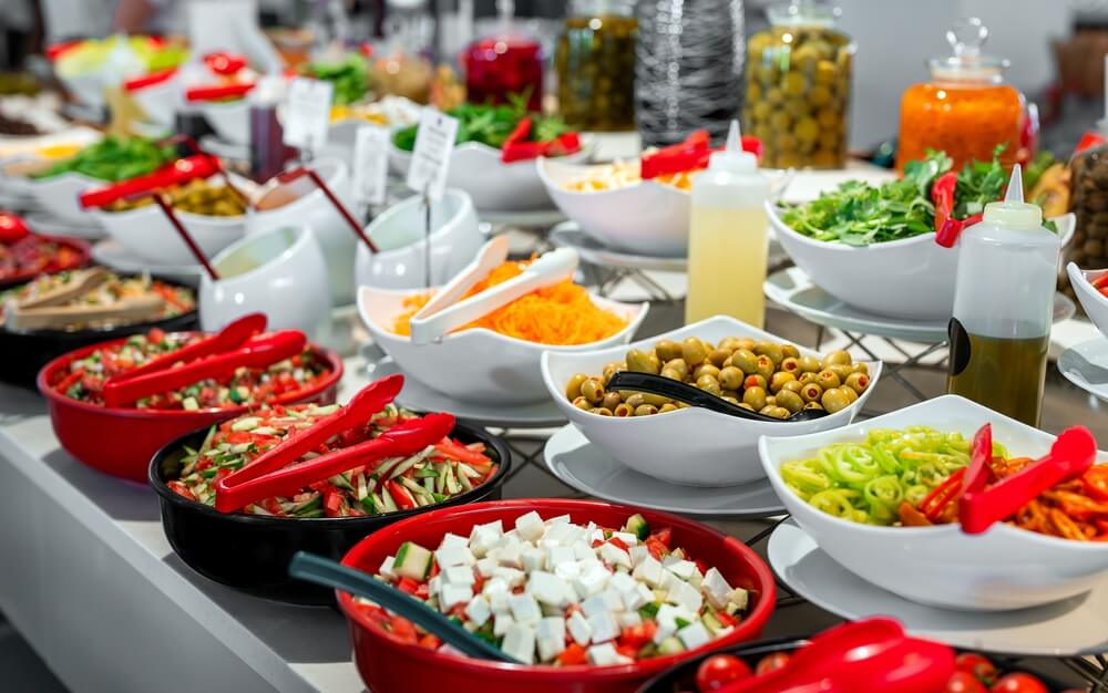 Kontinentálne a anglické raňajky, brunch či a la carte: ako si vybrať stravovanie na dovolenke