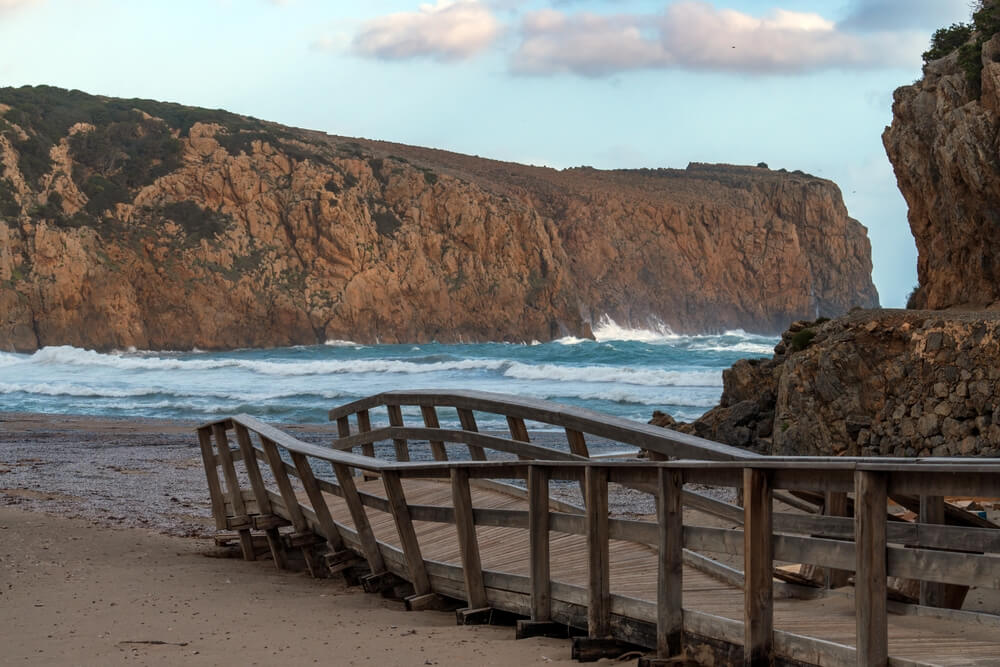 Lávka na pláž Cala Domestica