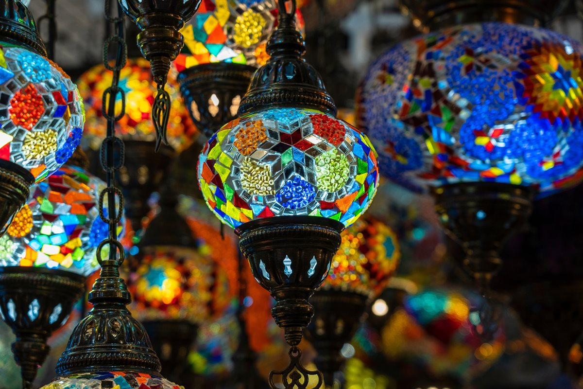 sklenené turecke lampy na trhovisku v Bodrume