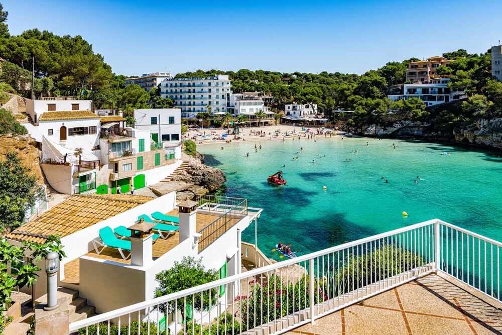 Záliv s plážou Cala Santanyi